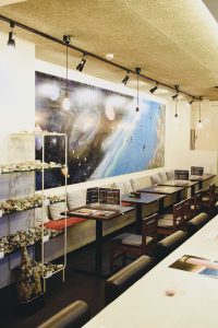 広島市西区にある宇宙と天然石がテーマのカフェ&バー内観写真