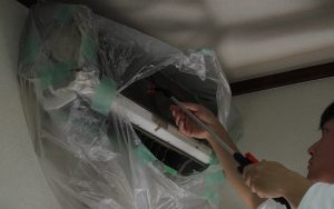 広島市にあるエアコン清掃会社のクリーニング作業イメージ写真